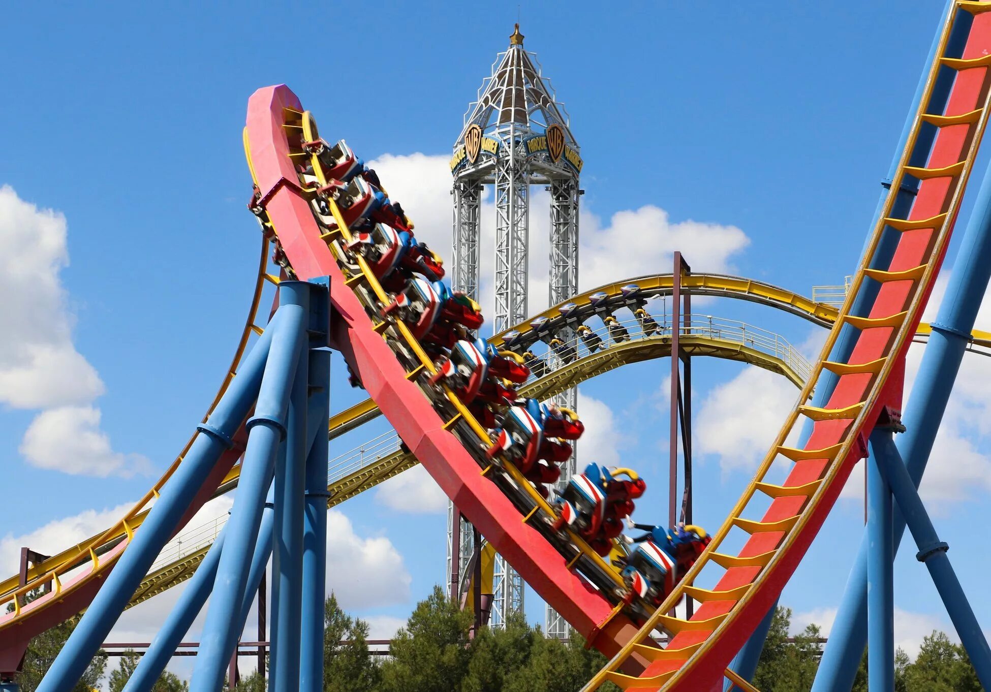 Парк бразерс. Ворнер бразер парк абудаби. Уорнер бразерс парк в дубае. Парк бразерс. Ворнер бразерс парк абу даби.