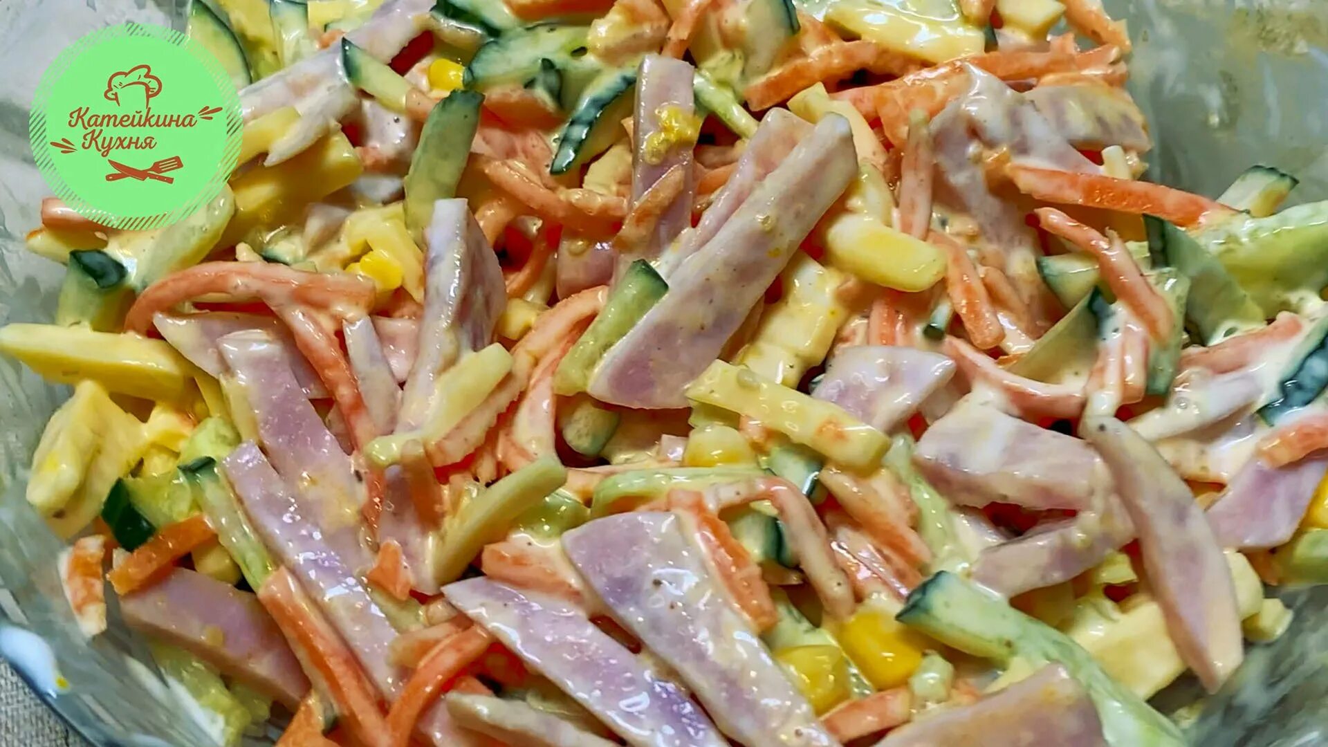 Корейская морковь огурец курица сыр. Ветчина огурец кукуруза морковь по корейски. Салат фасоль кукуруза корейская морковь огурец. Салат морковь по-корейски кукуруза огурец. Салат с ветчиной и корейской морковью и кукурузой.