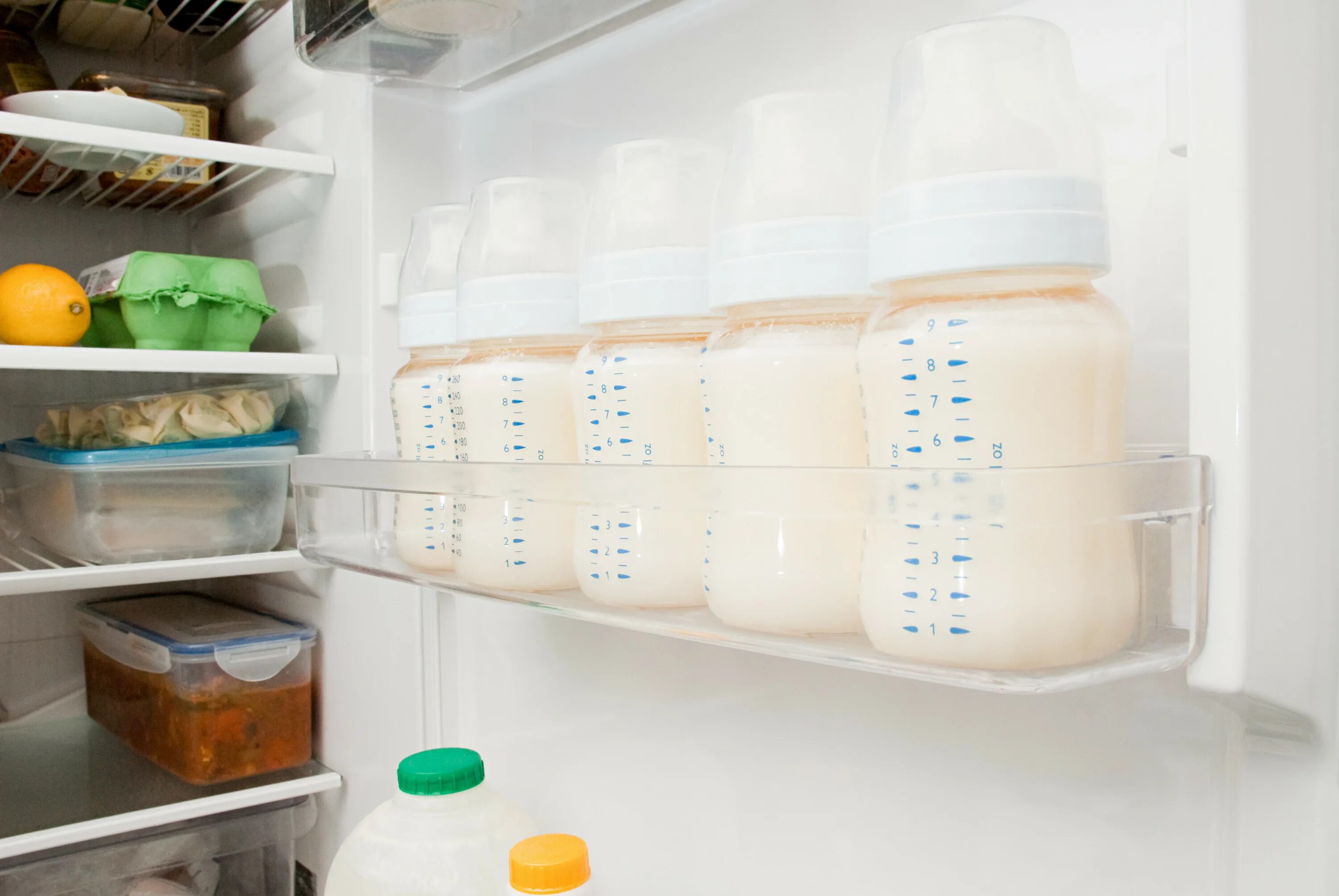 Емкость для сцеживания грудного молока. Баночки для молока сцеженного. Хранение грудного молока. Молоко хранение в холодильнике.
