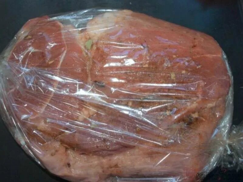 Мясо в рукаве для запекания. Кусок свинины в духовке в рукаве. Свинина кусочками в рукаве. Свинина в рукаве для запекания. Кусочки мяса в рукаве в духовке