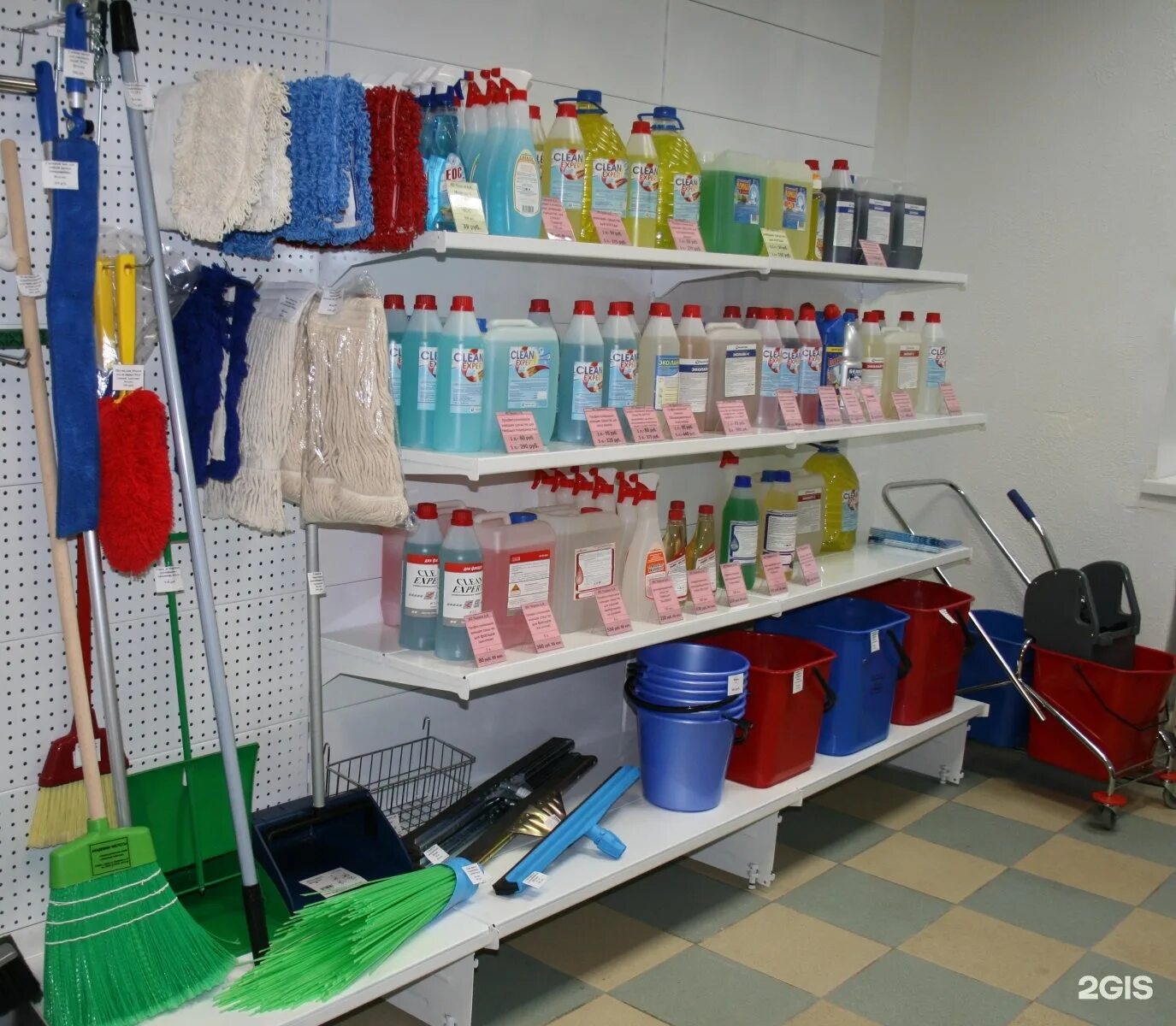 Уборочный инвентарь в аптеке. Оптовый склад бытовой химии. Синтетические моющие средства. Хранение бытовой химии. Склад моющих средств.