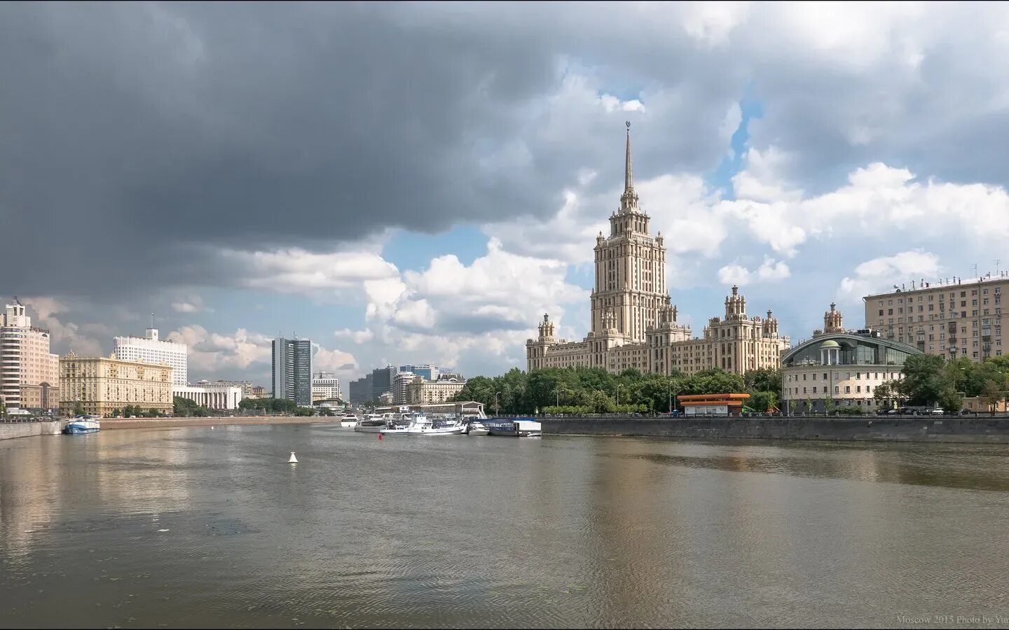Гостиницы на краснопресненской набережной москва. Гостиница рэдиссон вид с краснопресненской набережной. Высотка на краснопресненской. Панорама сити отель москва. Краун плаза москва краснопресненская.