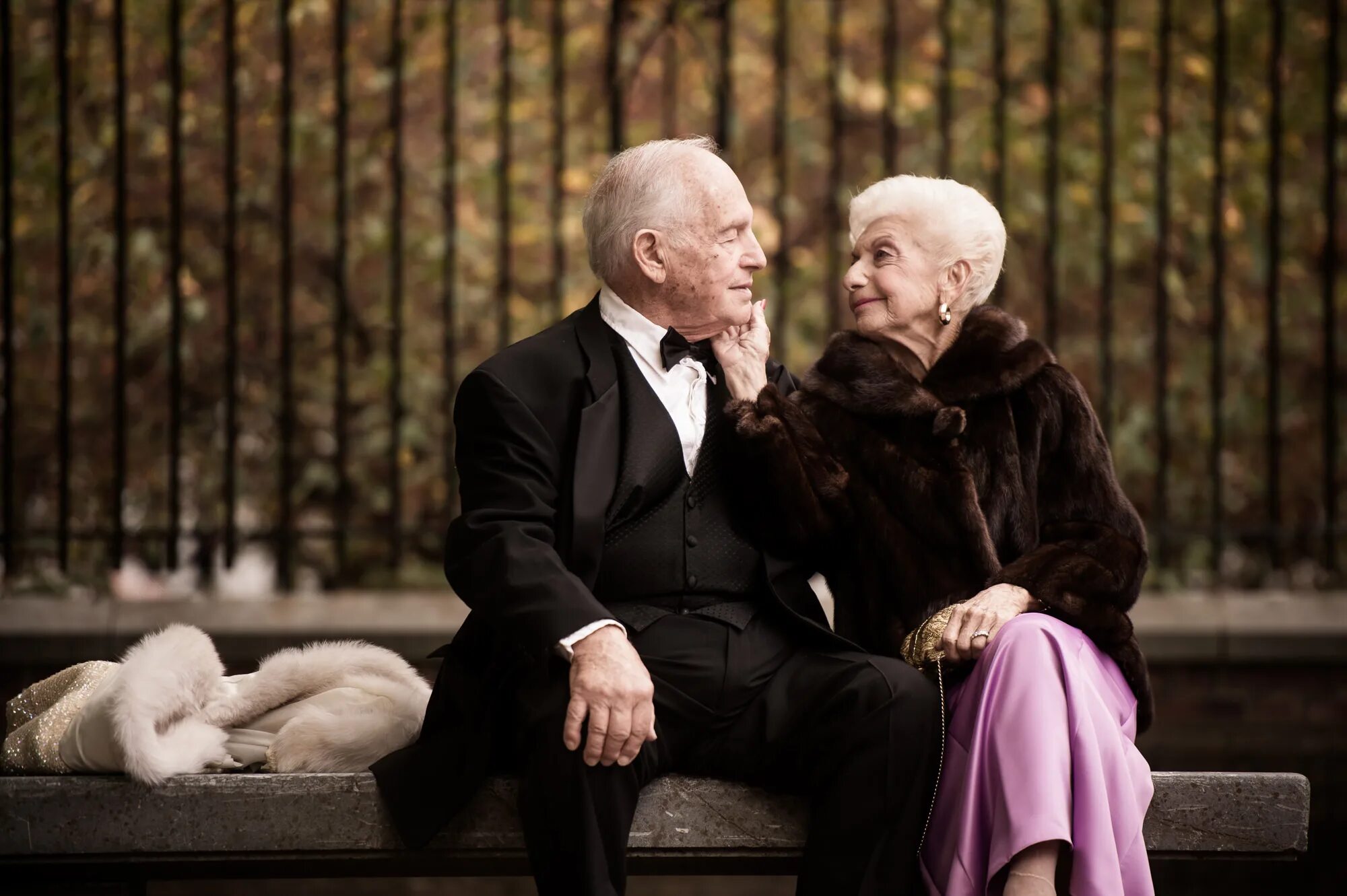 Old love new love. Пожилые влюбленные пары. Старики. Фотосессия пожилых пар. Старики любовь.