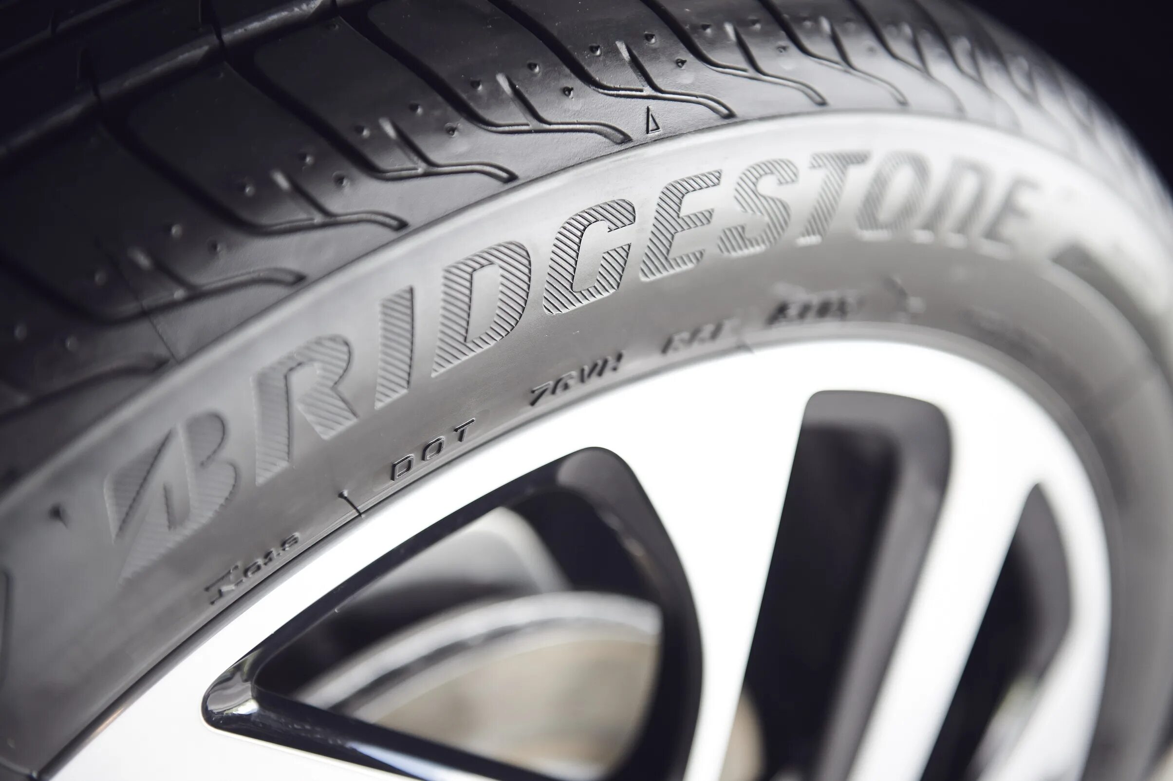 Bridgestone RUNFLAT. Японский производитель шин Bridgestone. Колеса Бриджстоун. Бриджстоун 843.