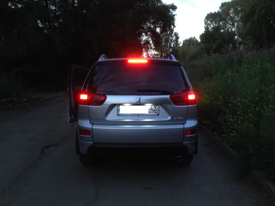 Стоп пежо. Лампа стоп сигнала Peugeot 4007. Диодные лампы Пежо 4007. Пежо 4007 лампочки на габариты. Пежо 4007 габарит задний светодиодный.