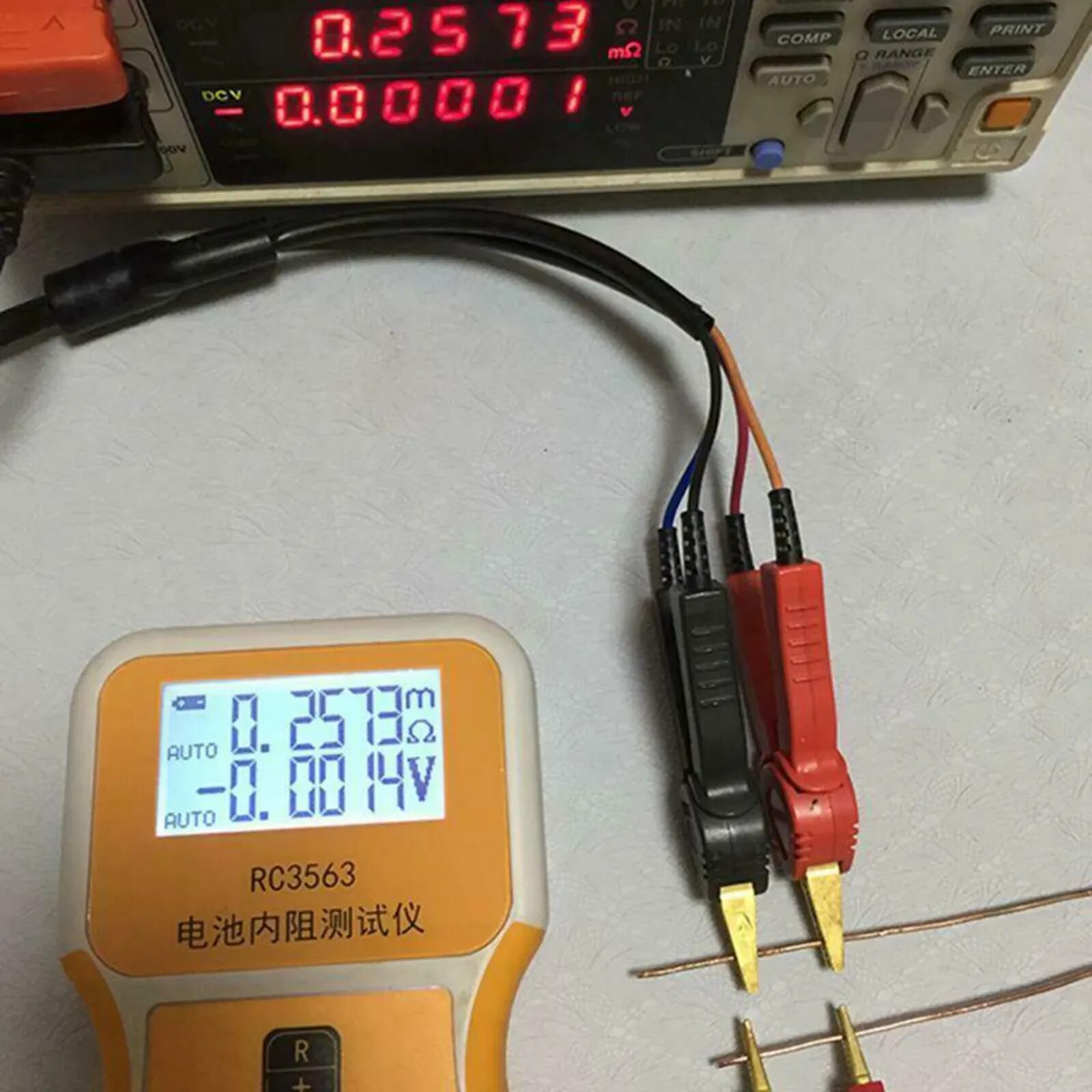 Rc3563 тестер. Rc3563 battery tester. тестер внутреннего сопротивления аккумулятора. автомобильный тестер сопротивления аккумуляторов. прибор для измерения внутреннего сопротивления аккумулятора.
