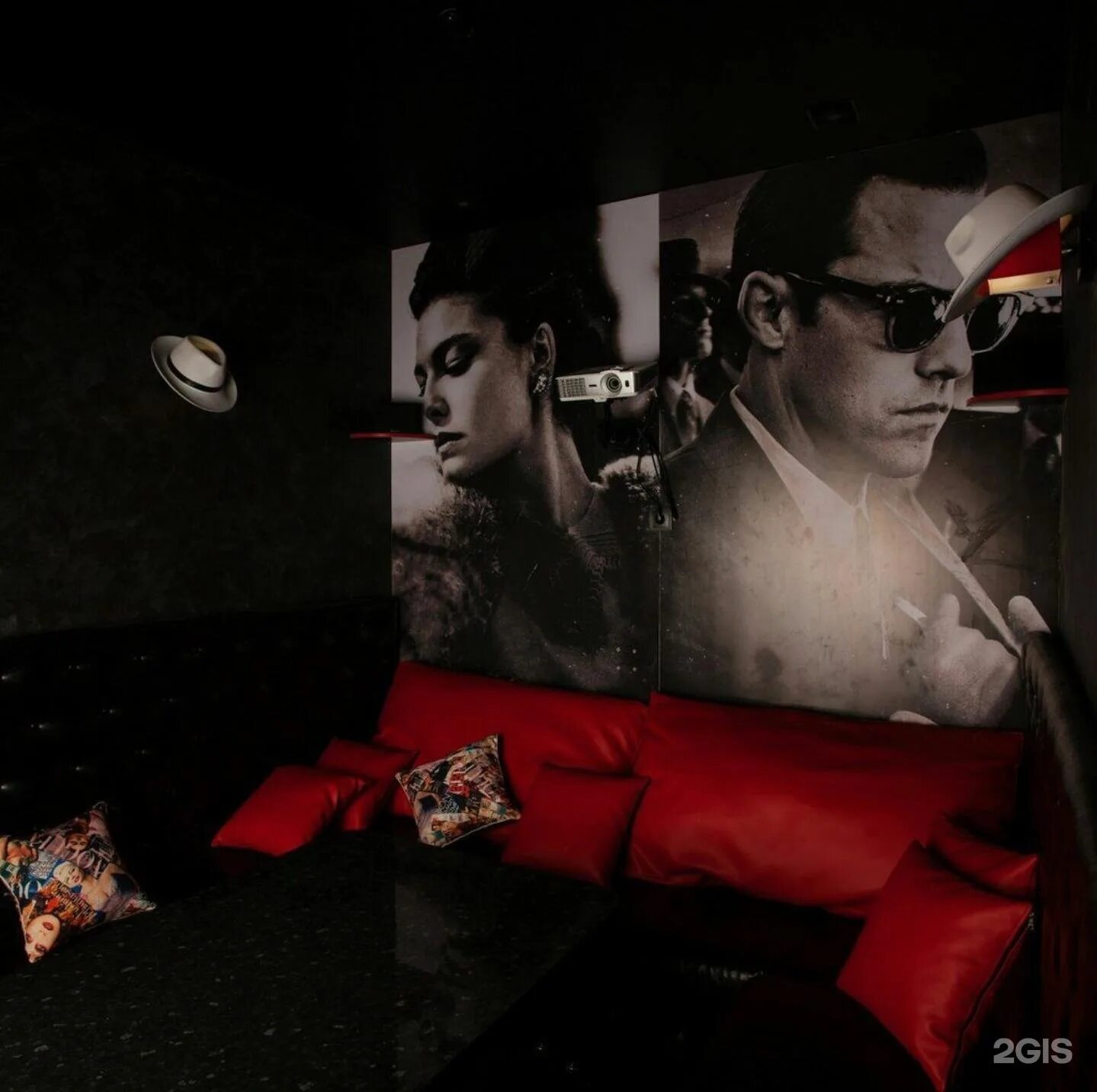 Нуар роковуха. Нуар нижний новгород. Клуб нуар москва. Нуар с красными акцентами. Стриптиз-клуб nuar, москва.