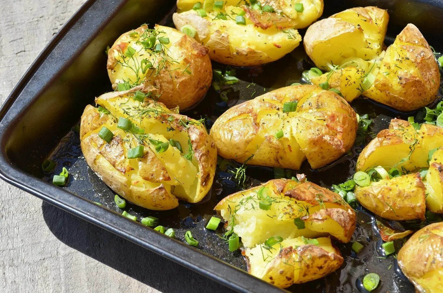 В каких блюдах используют картофель. Картошка в духовке. Печёный картофель в духовке. Картошка в кожуре в духовке. Отварная картошка запеченная в духовке.