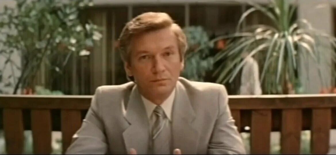 Человек который брал интервью 1986. У человека берут интервью. Александр каверзнев журналист фото. Человек который брал интервью 1986. Человек который брал интервью 1986.