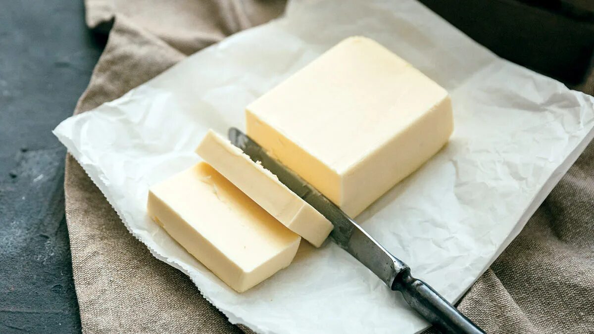 Сливочное масло заменить подсолнечным. Масло сливочное. Кусочек сливочного масла. Масло в пергаменте. Масло сливочное сверху.