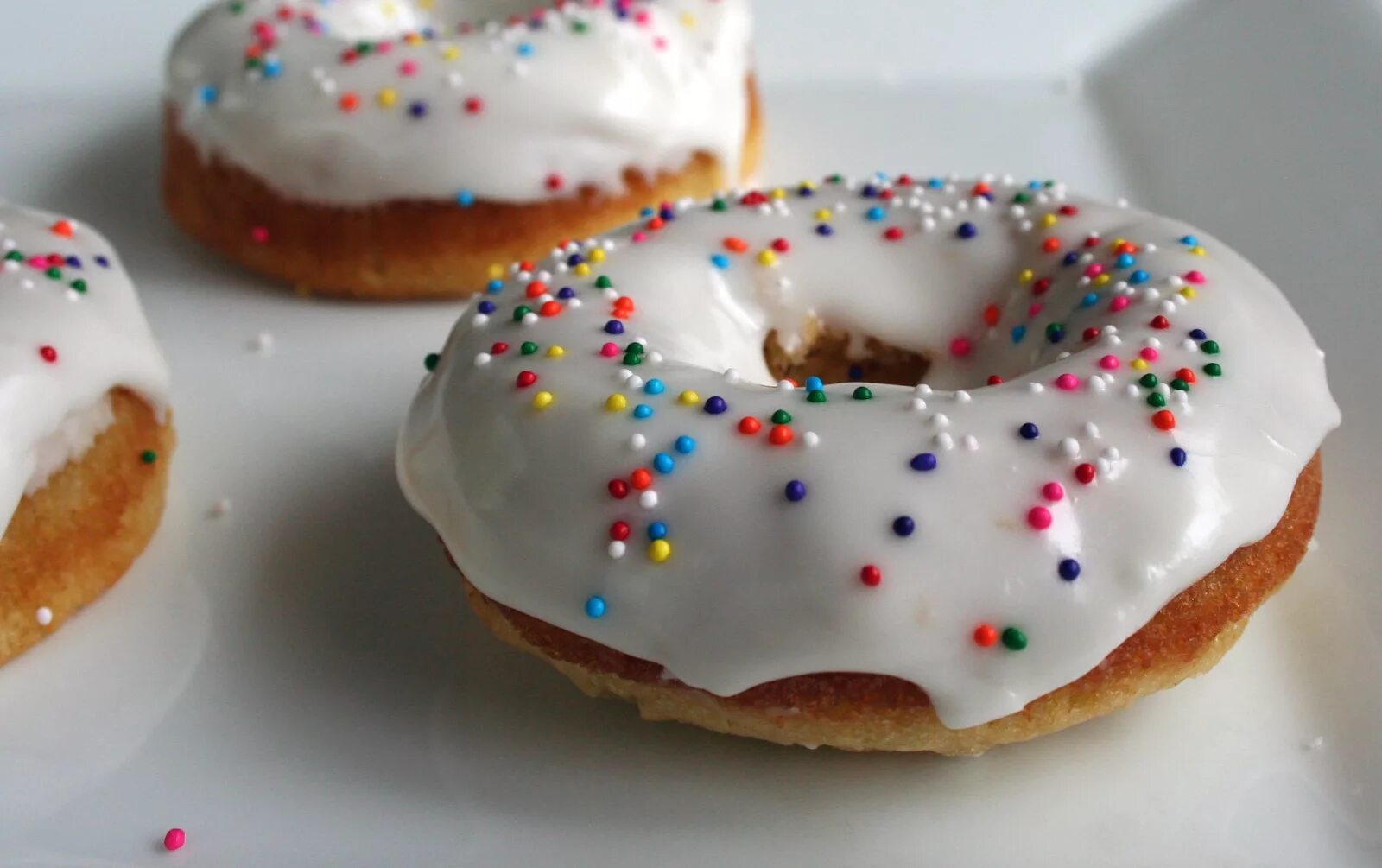 Cake donuts. Торт в виде пончика на день рождения. Украшение торта пончиками. Милые пончики с глазами. Печенье пончики.
