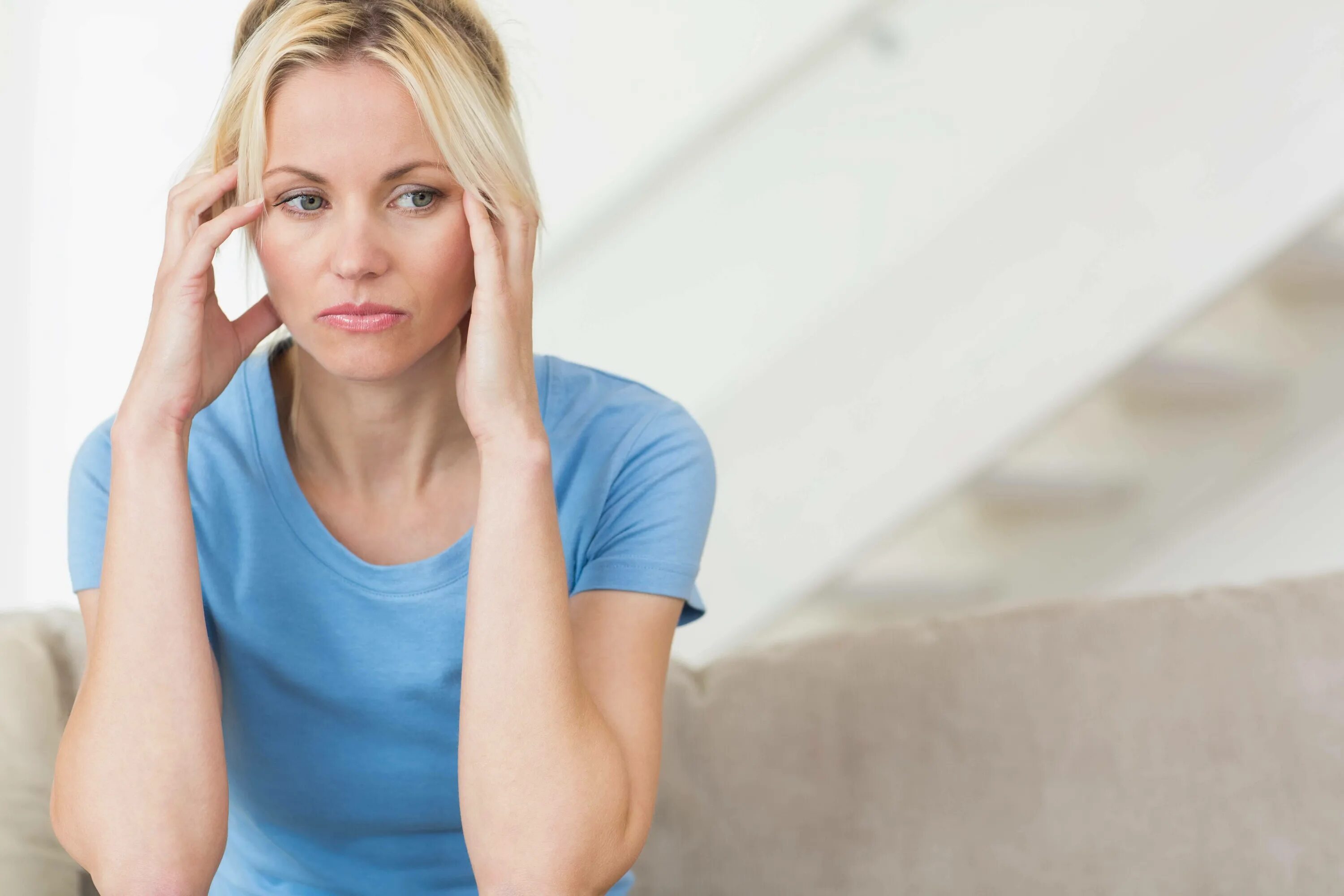 Worried again. Мужчина держится за голову. Эмоциональные переживания. Волнение и тревога. Девушка расстроилась.