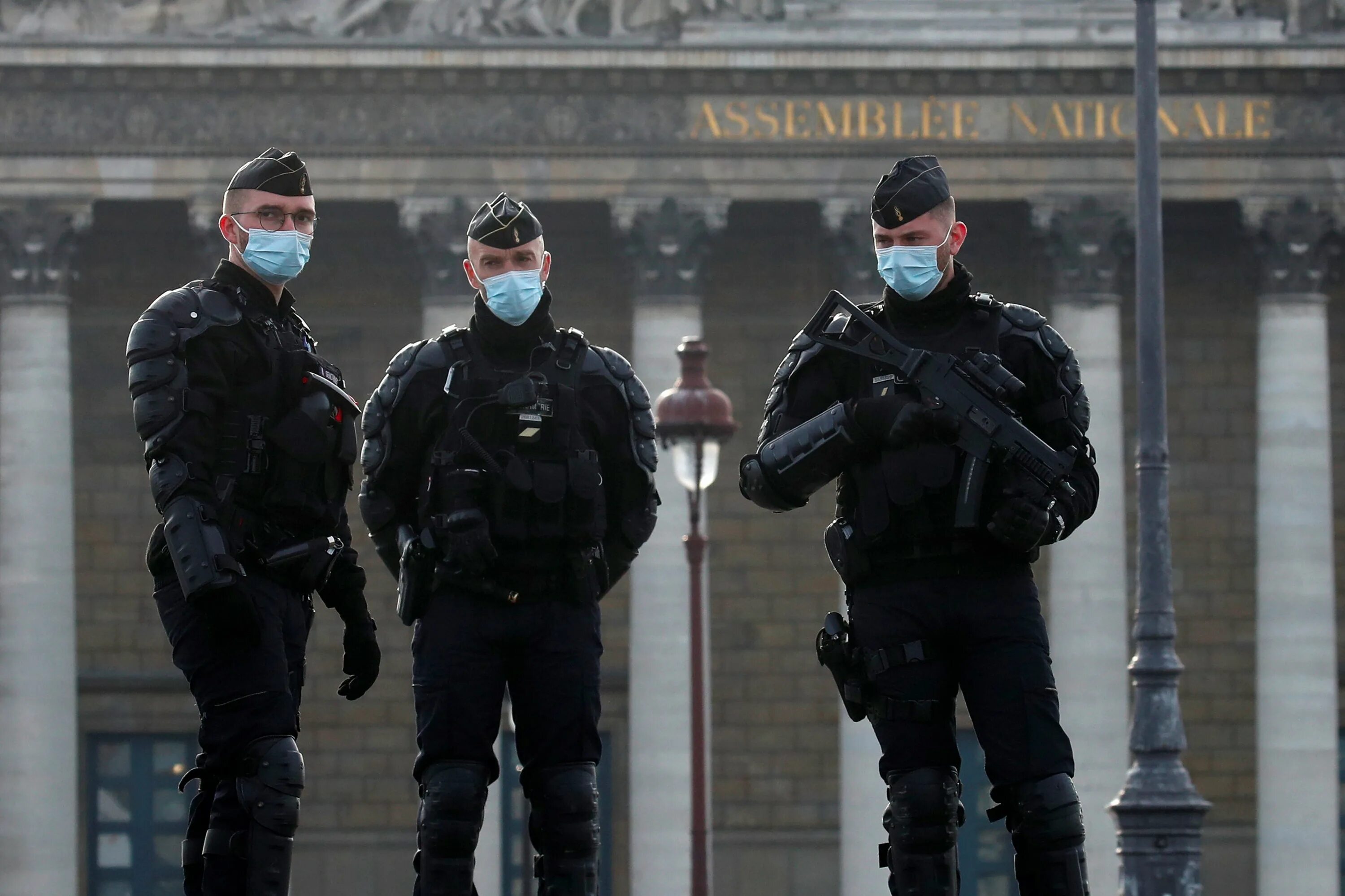 Спецслужбы франции. Полиция Франции. Французские полицейские 2022. Полиция Парижа. Полиция Франции в масках.