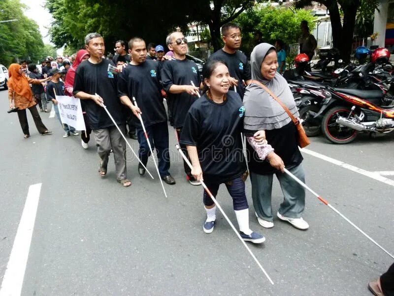 Люди инвалиды по зрению. Слабовидящие люди. Слабовидящие люди. Люди инвалиды по зрению. Люди инвалиды по зрению.