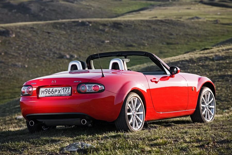 Mazda MX-5 2007. Мазда кабриолет мх5. Mazda MX-5 колхоз. Mazda MX-5 С крышей. Легковой автомобиль 5 букв