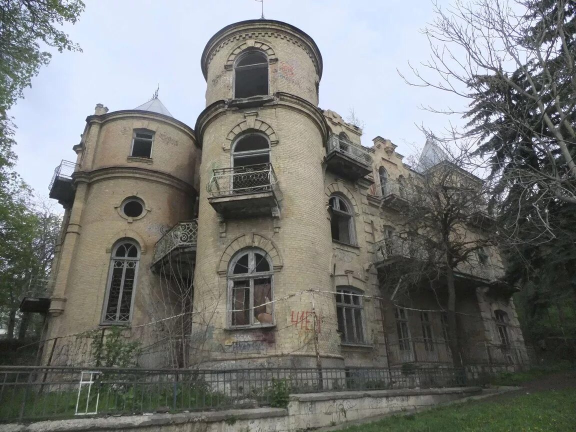 Дом эльзы гукасовой в пятигорске. Замок эльзы в пятигорске. Дом эльзы. Дом эльзы. Эльза гукасова пятигорск.