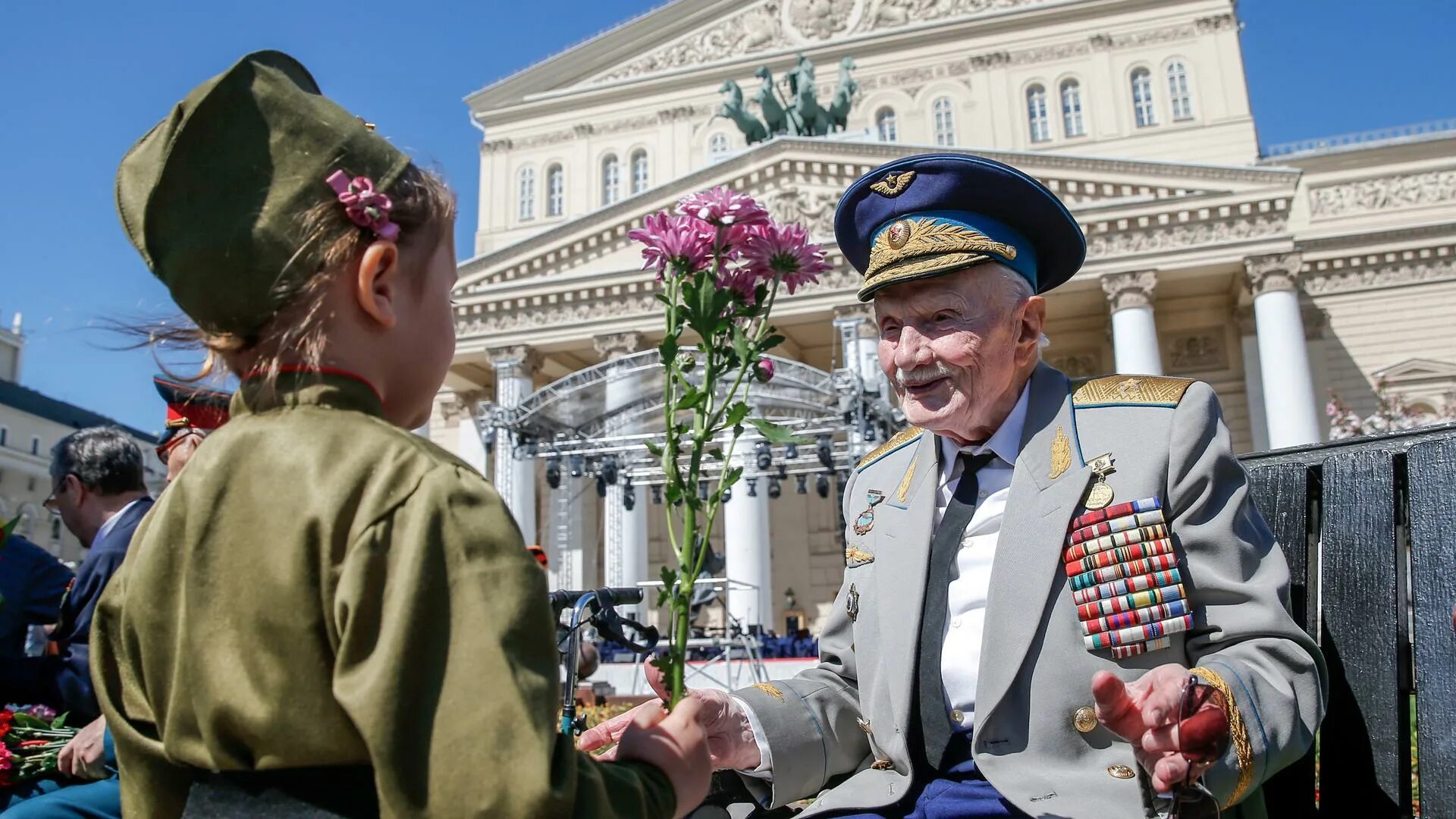 Фото 9 мая день Победы. Костюм ветерана. Большой театр 9 мая. 9 Мая трогательные моменты.