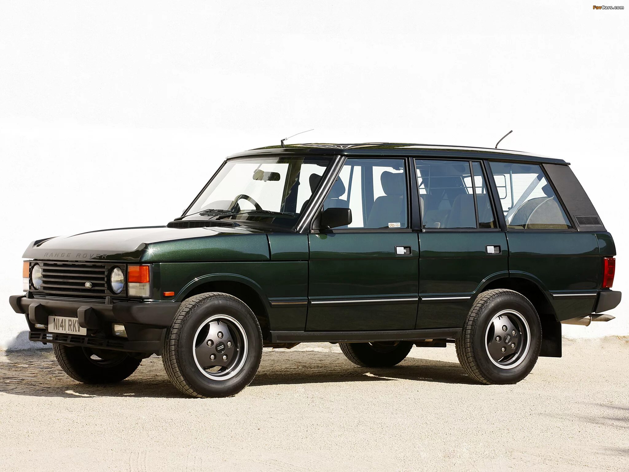 Ленд ровер 1 поколение. Range Rover 1 поколения. Range Rover 1986. Ленд Ровер Рендж Ровер 1 поколения. Range Rover 1981.