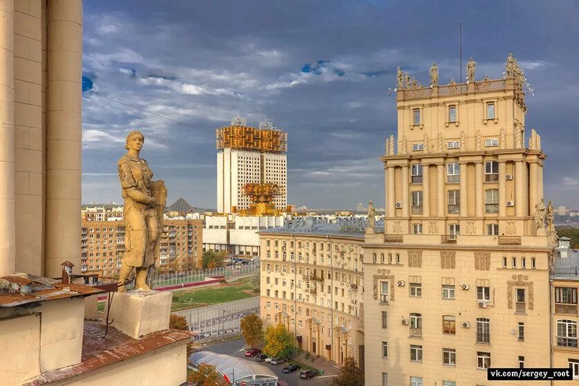 Ленинский проспект сталинская архитектура. Площадь Гагарина здания сталинские. Ленинский проспект 30 статуи. Ленинский проспект 30 крыша.