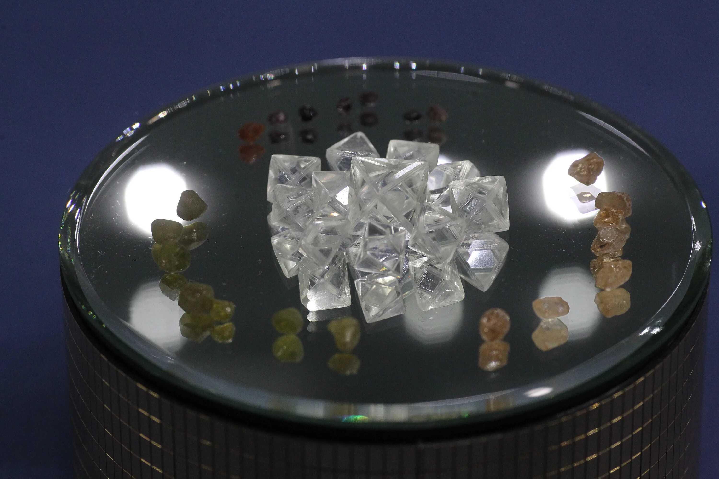 кимберлитовая трубка месторождение алмазов в якутии. кимберлитовая трубка мир в якутии. город мирный кимберлитовая трубка. саха алмаз республика саха. обогатительная фабрика алроса.