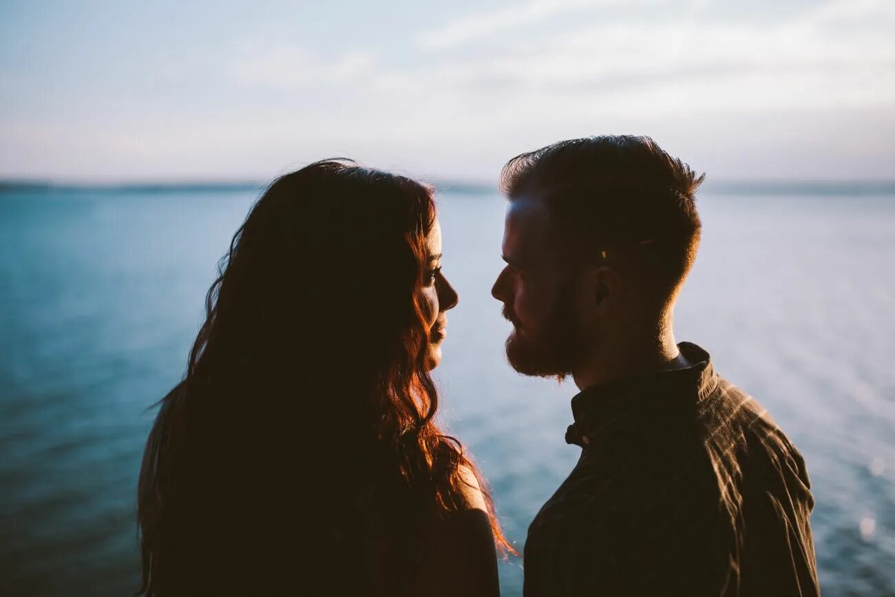 Looking at each other. Меняться ради партнера. Выбираем любовь. Любовь смелого человека.
