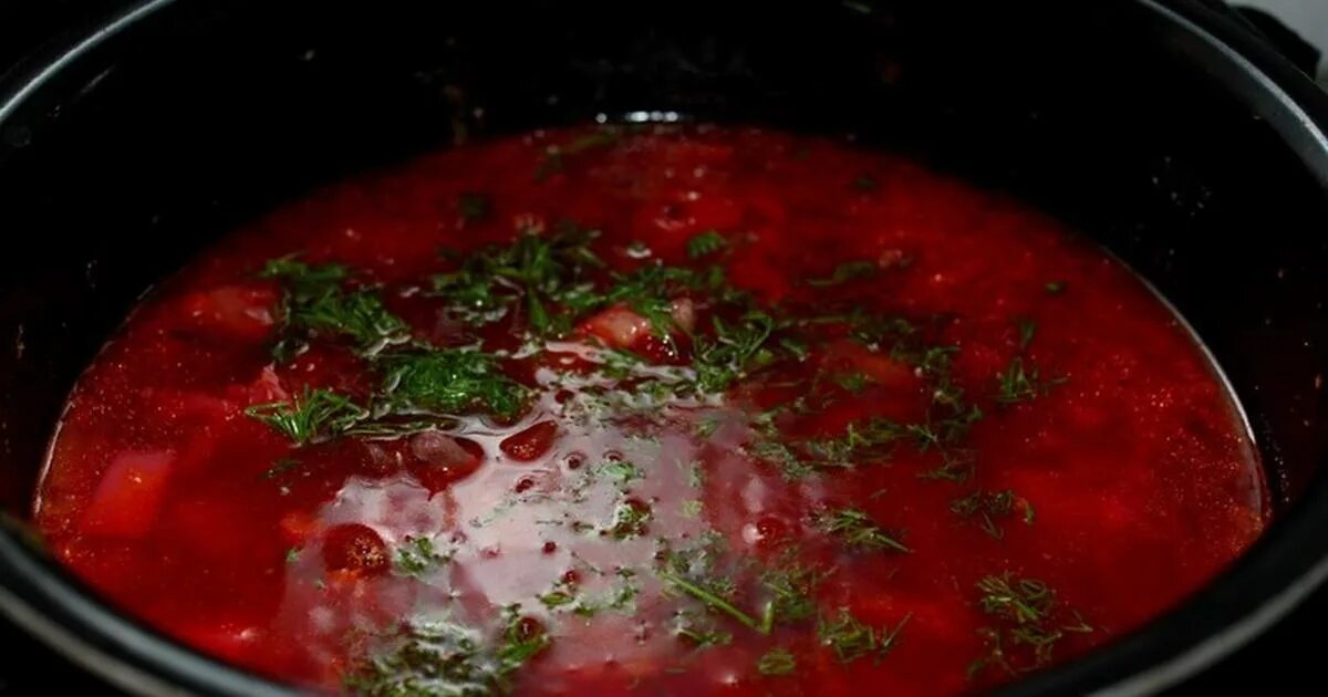 Рецепт борща с мясом в мультиварке. Борщ в кастрюле. борщ в мультиварке. украинский борщ в кастрюле. огромная кастрюля борща.