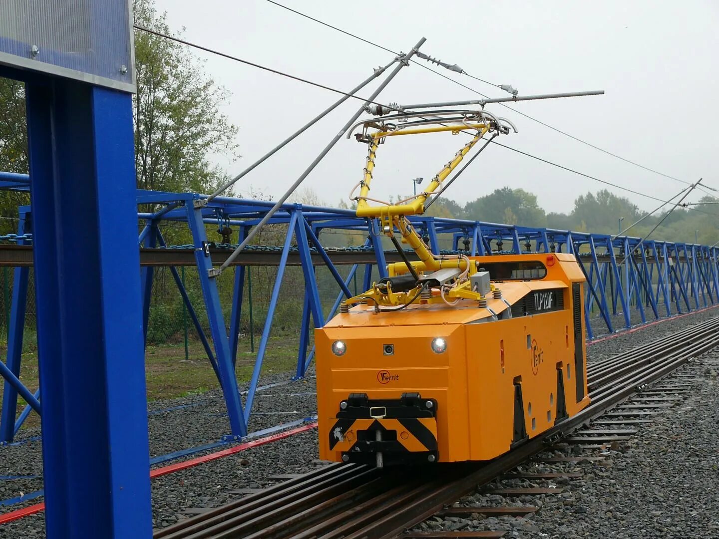 Контактно-аккумуляторный электровоз l35 англия. Контактные электровозы. Контактные электровозы. Контактные электровозы. Электровоз emd gm6.