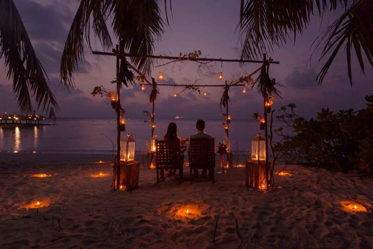 Ужин на берегу. Парадайз Айленд Мальдивы. Мальдивы Южный Мале Атолл романтический ужин. Мальдивы ханимун. Мальдивы бунгало ужин.