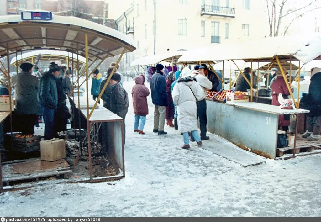 Удельный рынок. Метро «Удельная». Рынок Ясенево 90е. Удельная метро СПБ рынок. Рынок в метро удельный рынок СПБ.