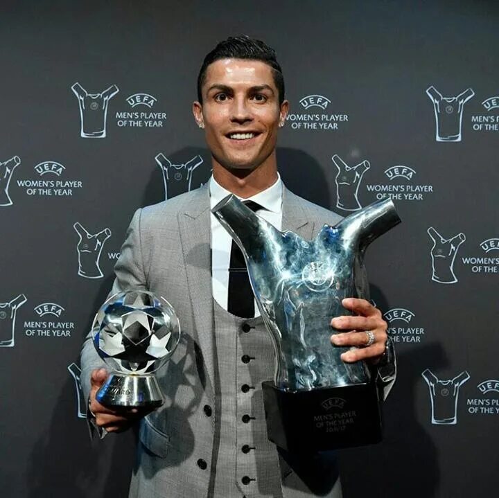 Криштиану роналду uefa. Лионель месси с бутсами. Messi uefa best player 2015. Роналду the best. Сайт уефа криштиану роналду.