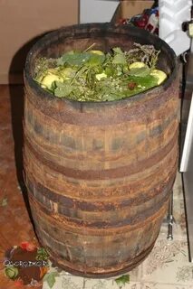Бочка с яблоками