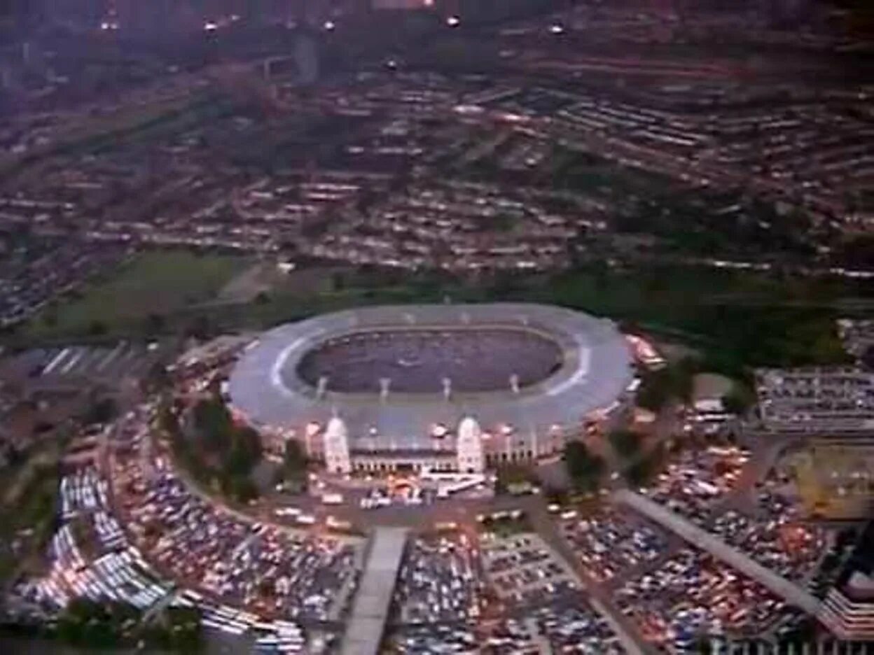 Квин стадион уэмбли. Queen Уэмбли 1986. Queen стадион Уэмбли. Wembley стадион 1986. Queen концерт на стадионе Уэмбли.