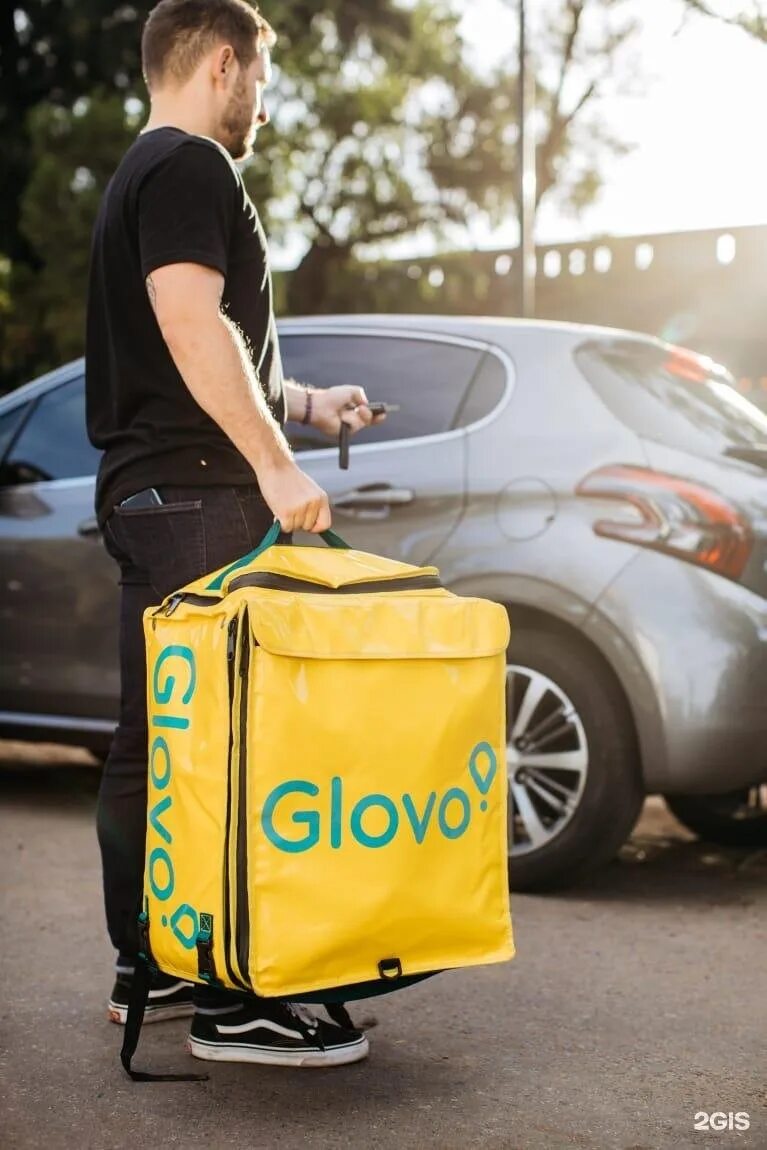 Glovo курьер. Glovo доставка еды. Курьерская сумка. Сумка курьера. Glovo курьер.