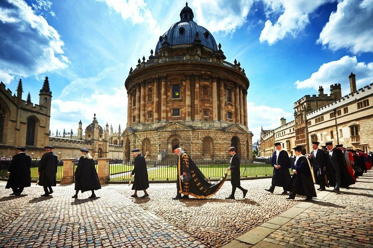 Oxford picture. Оксфордский университет Великобритания. Оксфордский университет (University of Oxford), Великобритания студенты. Оксфорд Британия. Oksfort unversitet rasimlari.