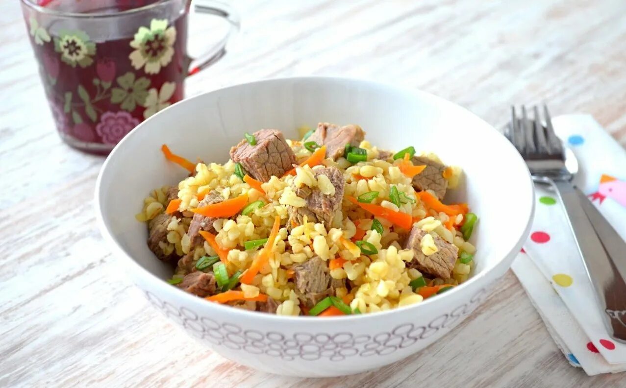 Булгур с мясом и овощами. Булгур с говядиной. булгур с телятиной. булгур с говядиной и овощами.