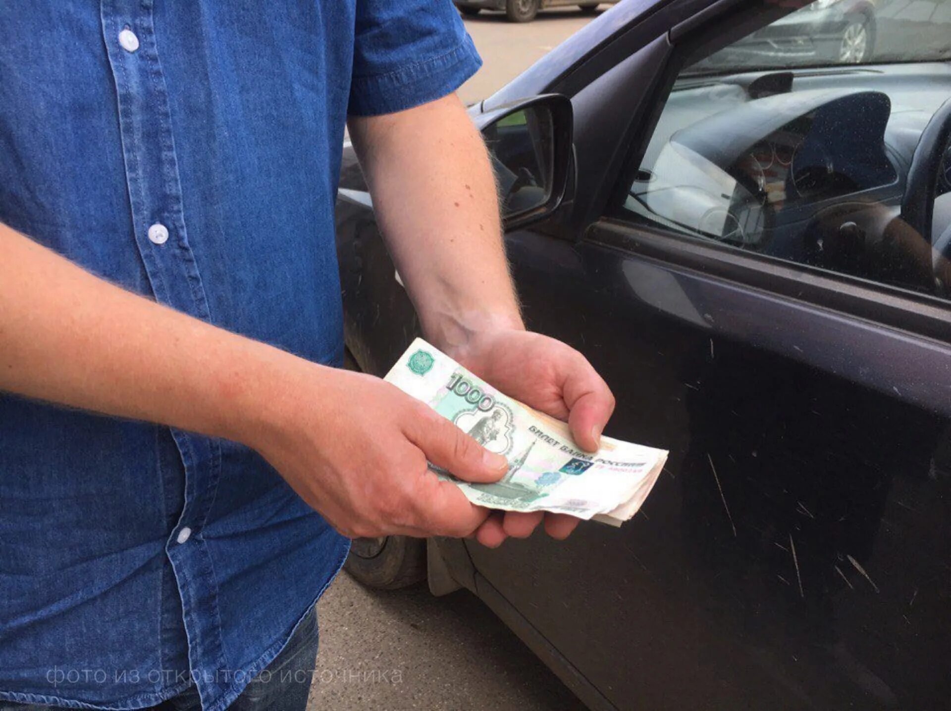 Полицейский с деньгами. Взятка инспектору. Дача взятки гаишнику. Коррупция. Взятка гаишнику.