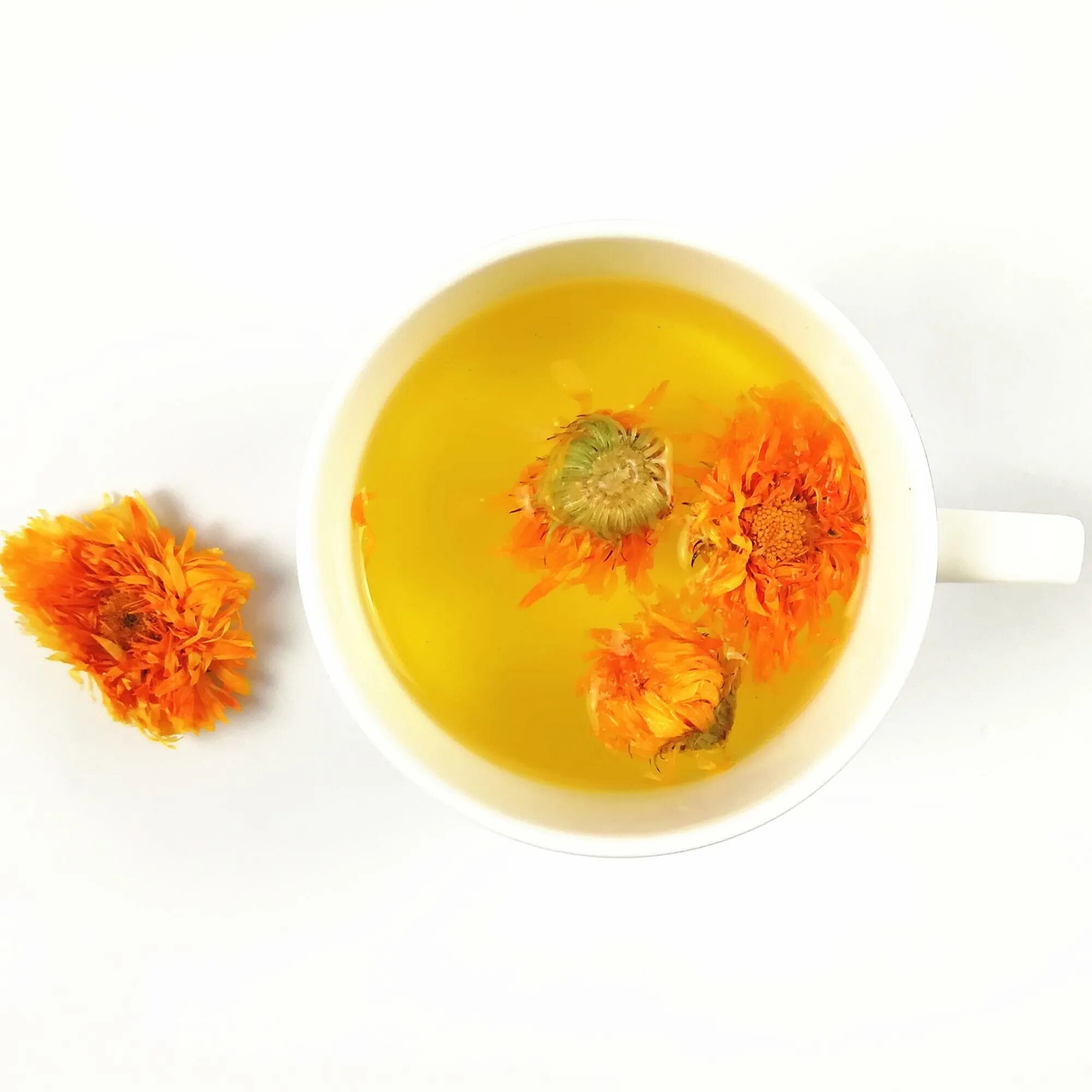 Чай краситель. Чай из календулы. Цветки ноготки чай. Краситель из календулы. Цветочный чай Тенча.