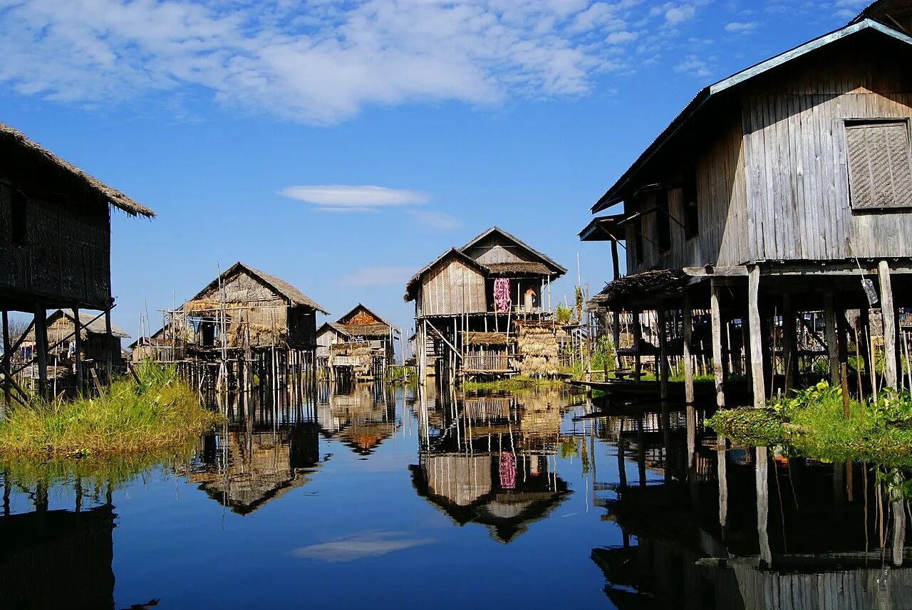 Extra villages. Озеро Инле Мьянма. Деревня на озере Инле. Дома на сваях Камбоджа Юго-Восточная Азия. Свайные жилища в Азии.