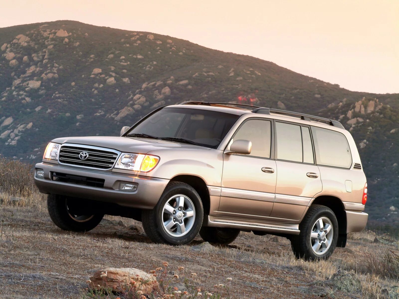 Ленд крузер 2000 годов. Toyota Land Cruiser 100 внедорожник. Toyota Land Cruiser 100 2000.