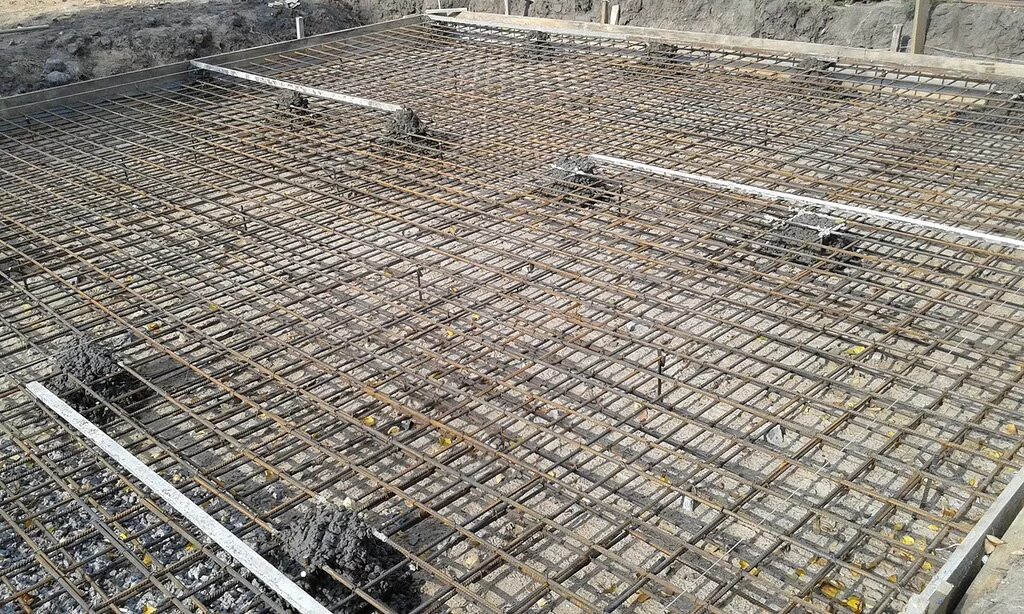 сколько монолит. армирование бетонной плиты 150 шаг. маяки для заливки плиты фундамента. плита фундаментная технология 200мм. опилкобетон монолит.