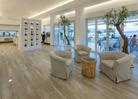 The beachfront hotel 4