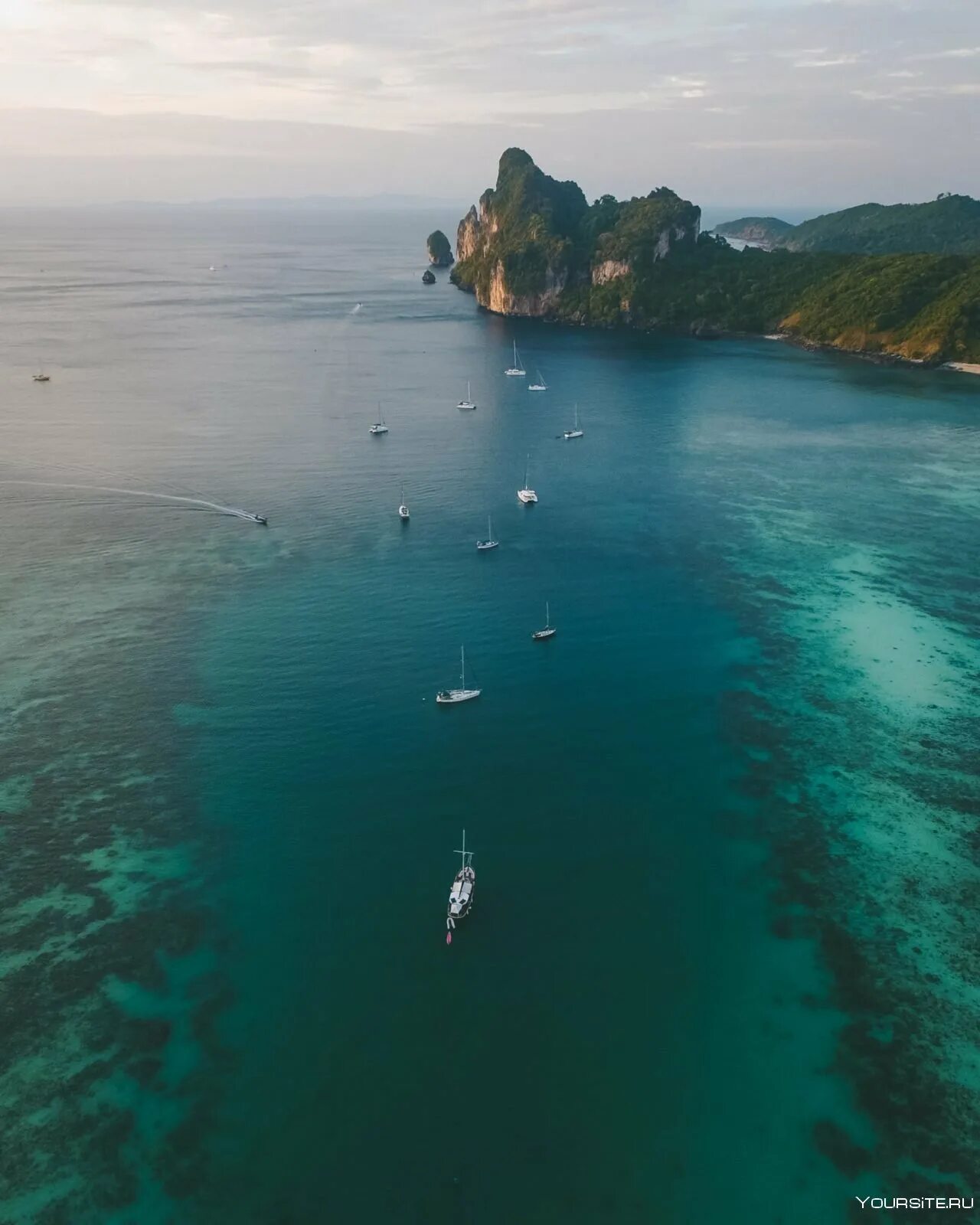 Какое море зеленое. Остров пхи-пхи таиланд. море пхи пхи. сиамский залив в тайланде. сиамский залив индийский океан.