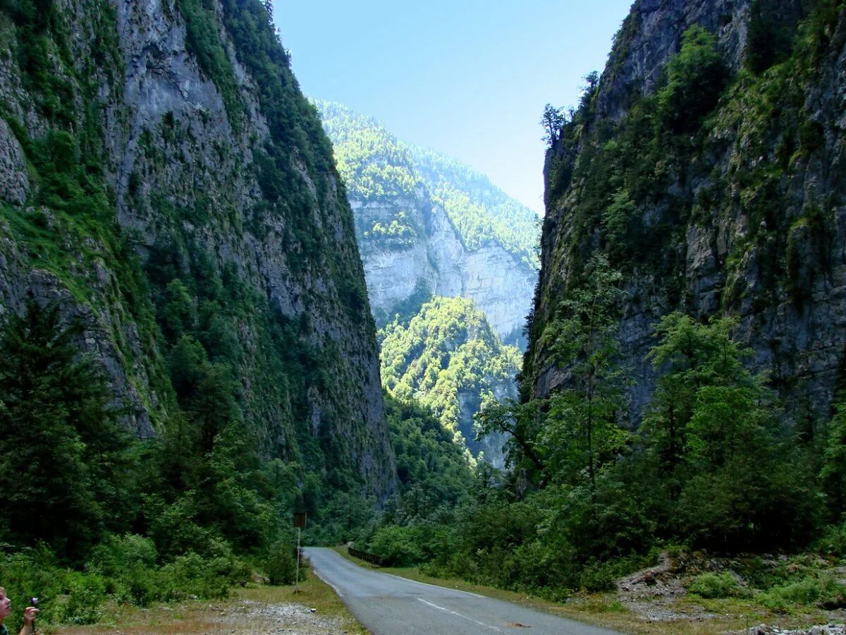 Дорога на озеро рица. Юпшарский каньон каменный мешок. Юпшарский каньон каменный мешок в Абхазии. Каньон Абхазия Рица. Юпшарский каньон Сочи.