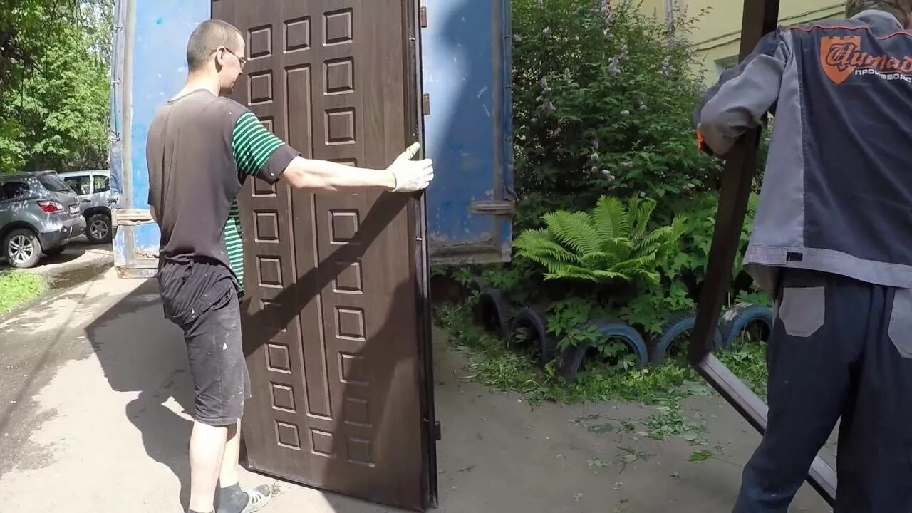 Вывоз старых дверей. Вывоз старых дверей. Вывоз старых окон. Оконные рамы на помойке. Вывоз старых дверей.