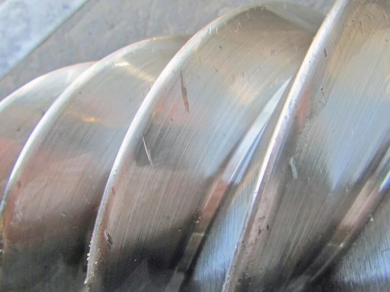 Головка блока цилиндров компрессора битцер. Износ компрессора. Износ компрессора. Перегретый винтовой блок. Защитные кожуха турбины гтк 10 -4.