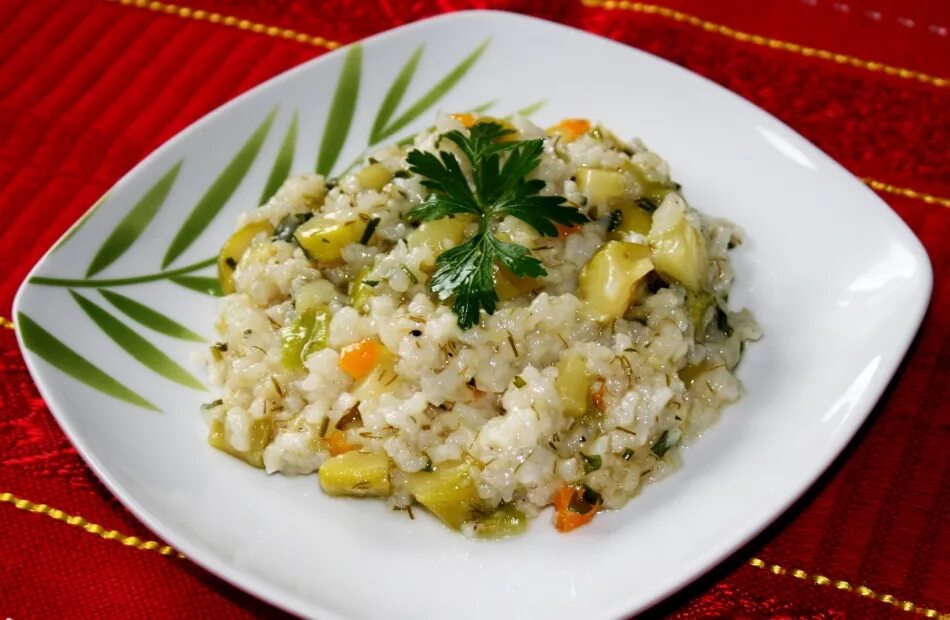 Рецепт кабачков с рисом. Рис с кабачками на сковороде. Ризотто с кабачками. Кабачки с рисом вкусный рецепт. Гнездышки из кабачков.