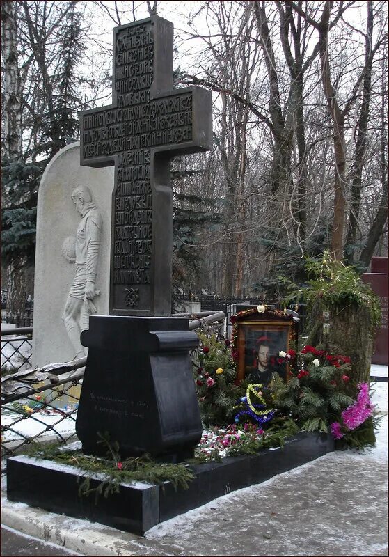 Тальков похоронен. Могила Игоря Талькова на Ваганьковском кладбище. Могила Талькова на Ваганьковском. Могила Талькова на Ваганьковском кладбище.