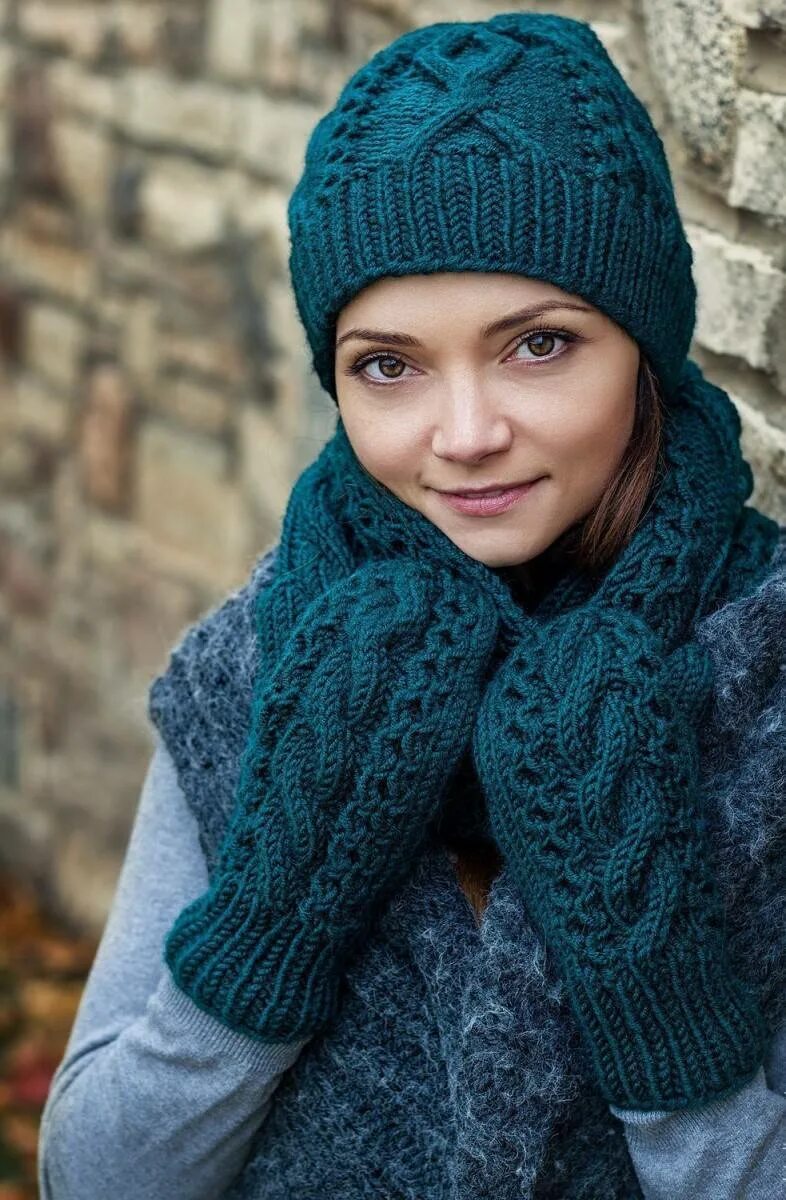 Шапка вязаная женская спицами. Вязать шапку спицами. Вязать шапку спицами. Шапка вязаная. Вязать шапку спицами.