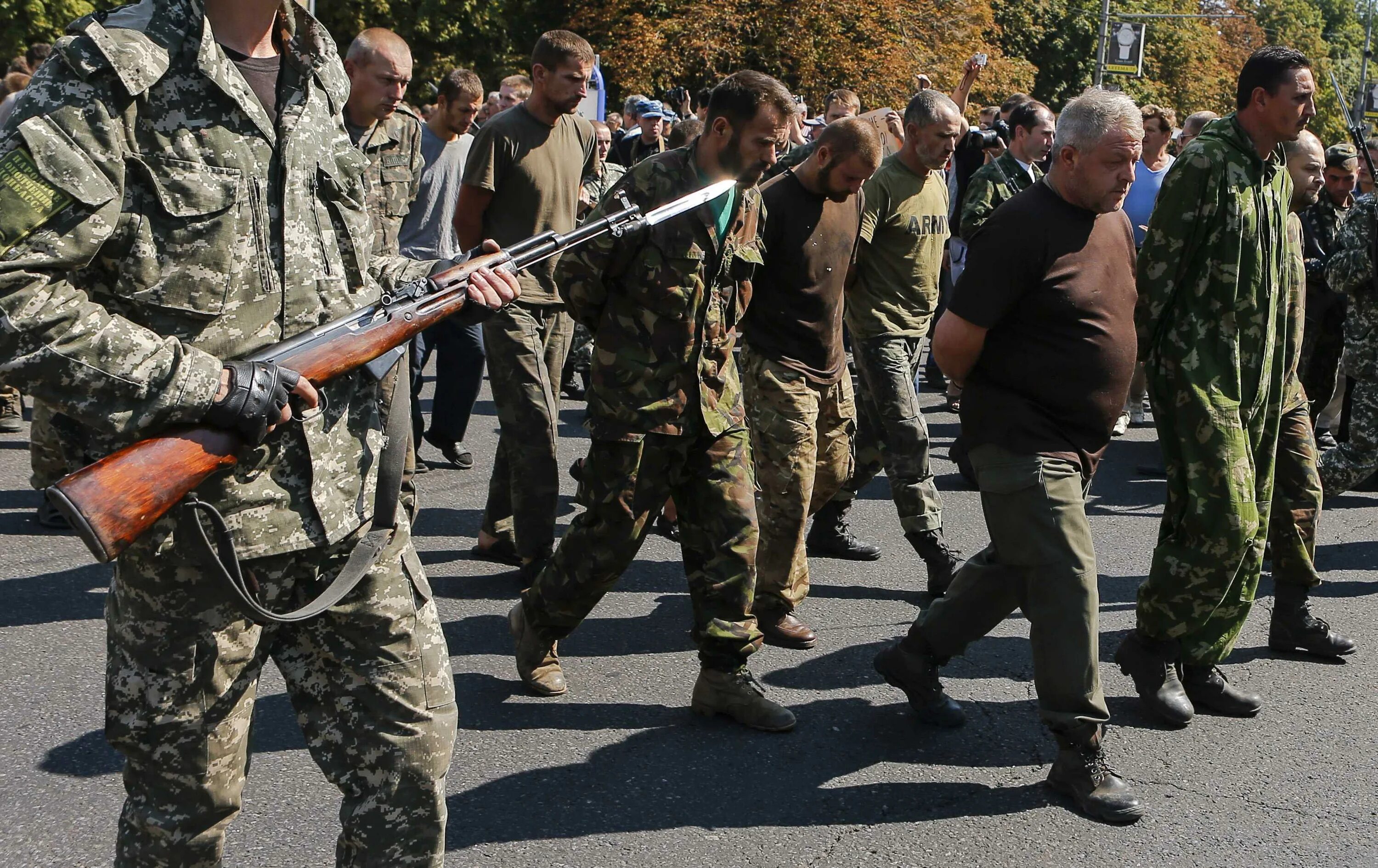 Украинцы донецка. Парад военнопленных в Донецке 2014. Парад военнопленных в Донецке. Пленные ВСУ на параде в Донецке. Пленные украинские солдаты на параде в Донецке.