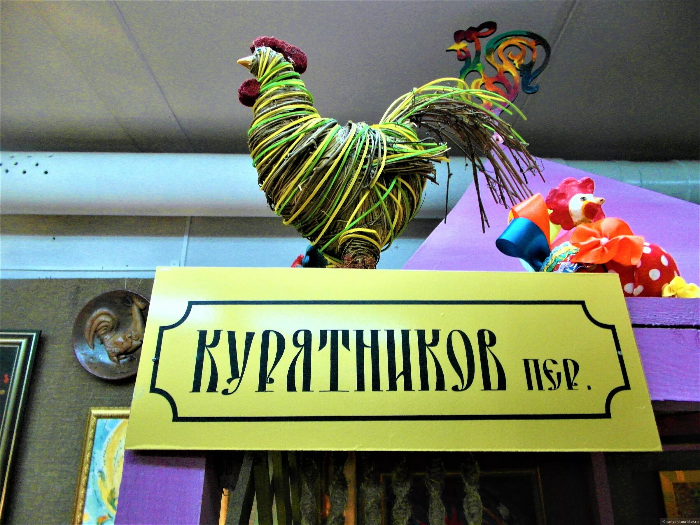 Реутово петушки. Реутово петушки. Реутово петушки. Петушки музей петуха. Реутово петушки.